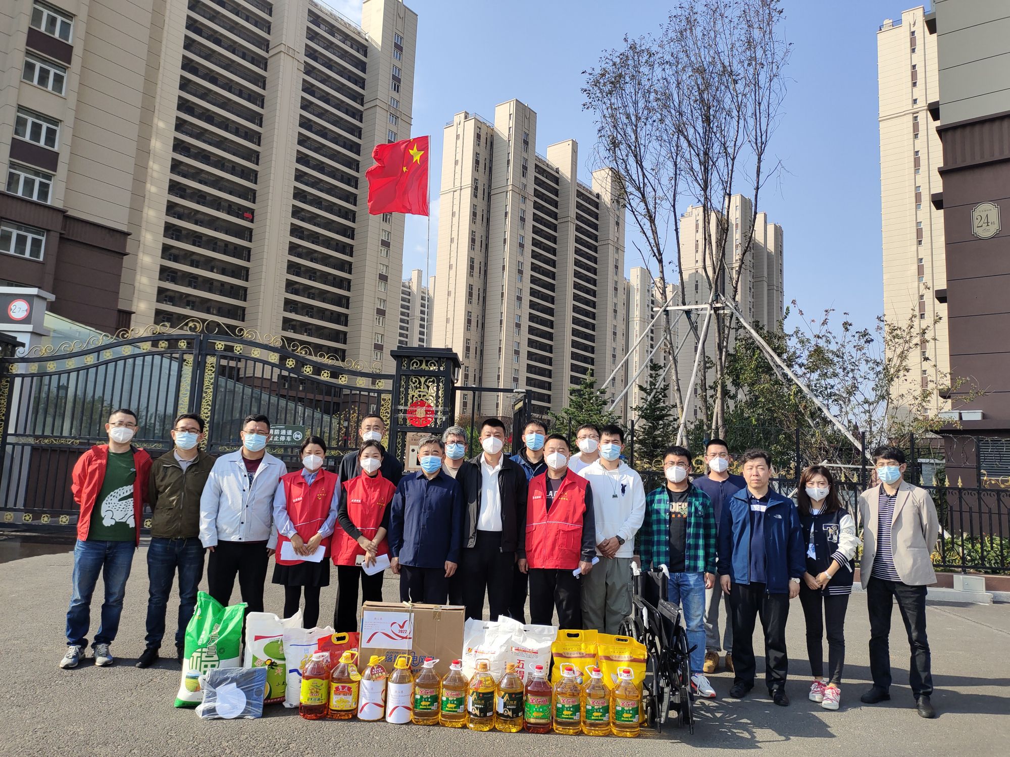 2022年8月29日，志愿者們?yōu)榕R水社區(qū)居民送去米面油等物資